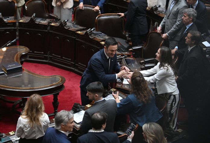 Fuerte cruce entre Agustín Rossi y Luis Petri por el Ministerio de Defensa