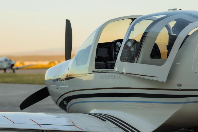 La empresa estatal FAdeA volvió a fabricar un avión: cómo es el biplaza de entrenamiento acrobático y militar