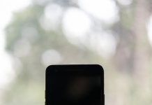 Qué pasa si no ponés el “modo avión” en el celular durante un vuelo