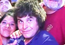 “Se parece a mí”: Javier Milei se sorprendió con un seguidor y le regaló un mameluco de YPF