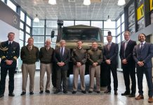 El ministro de Defensa visitó la fábrica que produce los vehículos todoterreno que el Ejército adquirió para renovar la flota