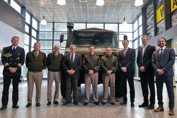 El ministro de Defensa visitó la fábrica que produce los vehículos todoterreno que el Ejército adquirió para renovar la flota