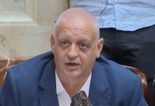 “Le entrego el símbolo de esta ley”: Horacio Pietragalla le dejó una cadena a Martín Menem en el debate de la reforma laboral