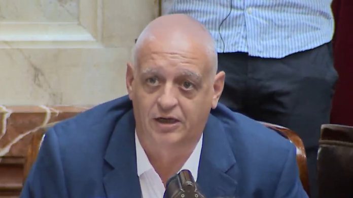 “Le entrego el símbolo de esta ley”: Horacio Pietragalla le dejó una cadena a Martín Menem en el debate de la reforma laboral