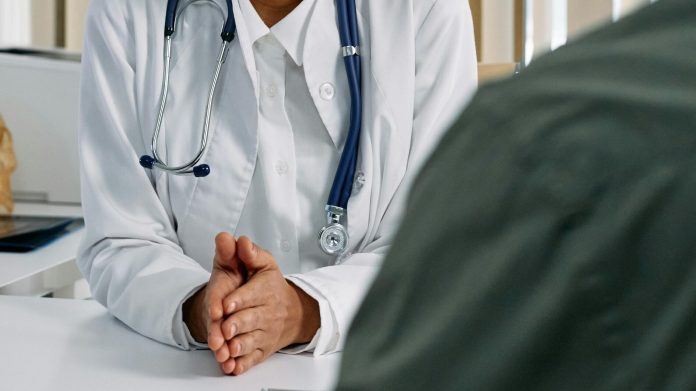 Licencias médicas: qué pasa en Uruguay, Brasil y Perú y cómo se compara con Argentina