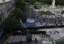 Reforma laboral: así escaló la tensión y hubo incidentes entre la policía y los manifestantes