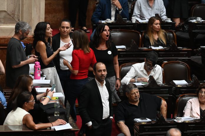 Tras la votación de la reforma laboral, resurgió la interna entre CFK y los gobernadores del PJ que apoyaron a Milei