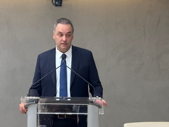 Adorni volvió a pedir disculpas por el viaje de su esposa a Nueva York: “Fue una pésima decisión, no un delito”