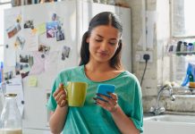 Crean un esmalte especial para poder usar pantallas táctiles con uñas largas