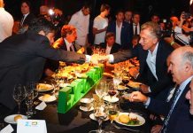 El saludo entre Mauricio Macri y Axel Kicillof: compartieron la mesa principal en Expoagro