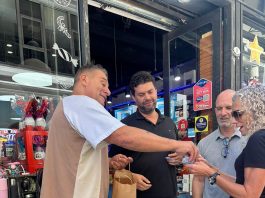 El Turco García volvió a las recorridas en CABA y repartió preservativos para concientizar sobre enfermedades de transmisión sexual