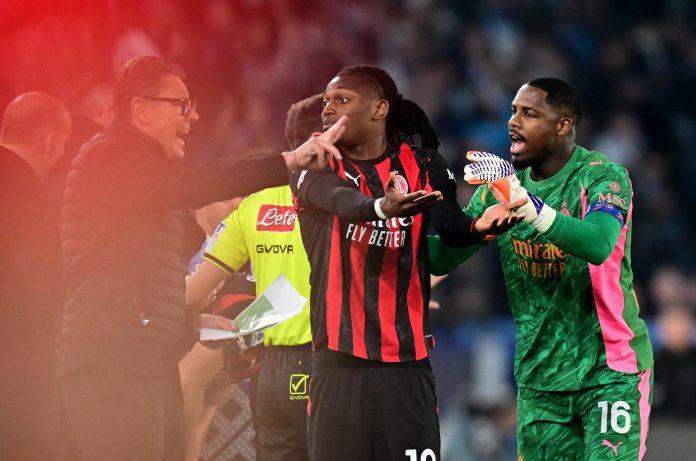 Empujó al técnico porque lo reemplazó e hizo un escándalo en el banco: la llamativa secuencia en la derrota del Milan