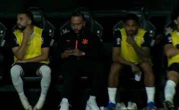 Jugó 22 minutos, salió lesionado y atendió una llamada en el banco de suplentes: la actitud de una estrella del fútbol que dio que hablar