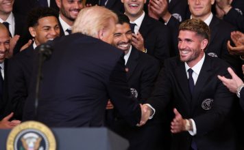 La broma que De Paul le hizo a Donald Trump con Messi presente en la visita de Inter Miami a la Casa Blanca