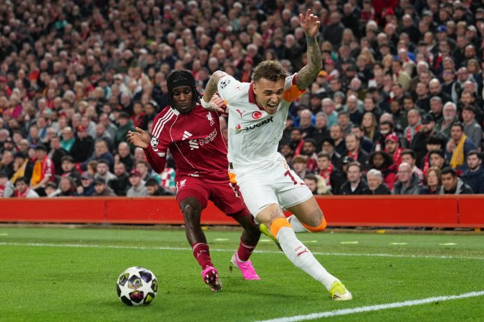 “La punta de mi pulgar quedó colgando”: el estremecedor relato del futbolista que se lastimó con un cartel en un partido de Champions