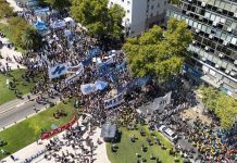 Movimientos sociales y piqueteros debaten cómo enfrentar al Gobierno en medio del desgaste, el escepticismo y la desmovilización