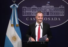 “Pedime disculpas”: qué respondió Adorni al ser consultado por su declaración patrimonial y su viaje a Punta del Este