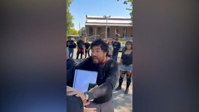 Un docente agredió a estudiantes libertarios en la Universidad Nacional de Lanús