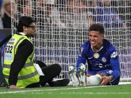 Atento Scaloni: Enzo Fernández sintió una molestia y pidió el cambio en la derrota del Chelsea ante Manchester United