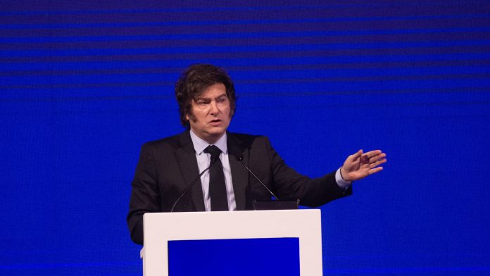 El fino equilibrio que desafía a Milei: el caso Adorni, inflación en alta y un discurso moderado en AmCham