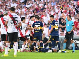 Empujones y dos amarillas: el áspero cruce entre Acuña y Paredes en el Superclásico entre River Plate y Boca Juniors