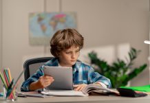 Guía para padres sobre cómo usar la IA para explicar temas difíciles a los chicos sin que esta “haga la tarea” por ellos