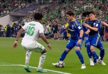 Insólito: un equipo intentó una jugada preparada, pero un error terminó con un brutal choque entre dos compañeros