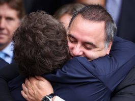 Javier Milei redobla el apoyo a Manuel Adorni: lo llevará en la comitiva que esta tarde asistirá a la cumbre de AmCham