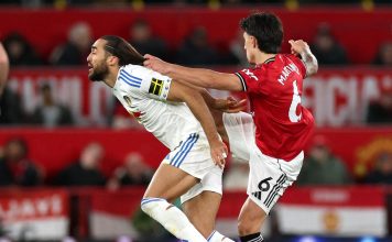 La insólita expulsión de Lisandro Martínez por tirarle del pelo a su rival en su regreso a las canchas tras una lesión