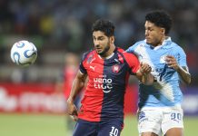 La insólita jugada en la Copa Libertadores que recorre el mundo: sacó un lateral a la cara de su rival y fue expulsado