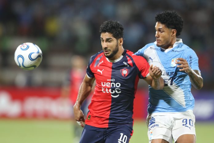 La insólita jugada en la Copa Libertadores que recorre el mundo: sacó un lateral a la cara de su rival y fue expulsado