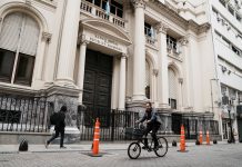 Los empleados bancarios recibirán otro aumento en marzo: la cifra récord que alcanzará el sueldo inicial