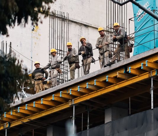Los empleados de la construcción recibirán un aumento alineado con la pauta del Gobierno: los detalles del acuerdo