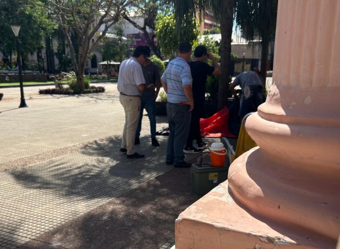 Policías de Misiones exonerados se encadenaron a Casa de Gobierno y piden ser reincorporados a la fuerza