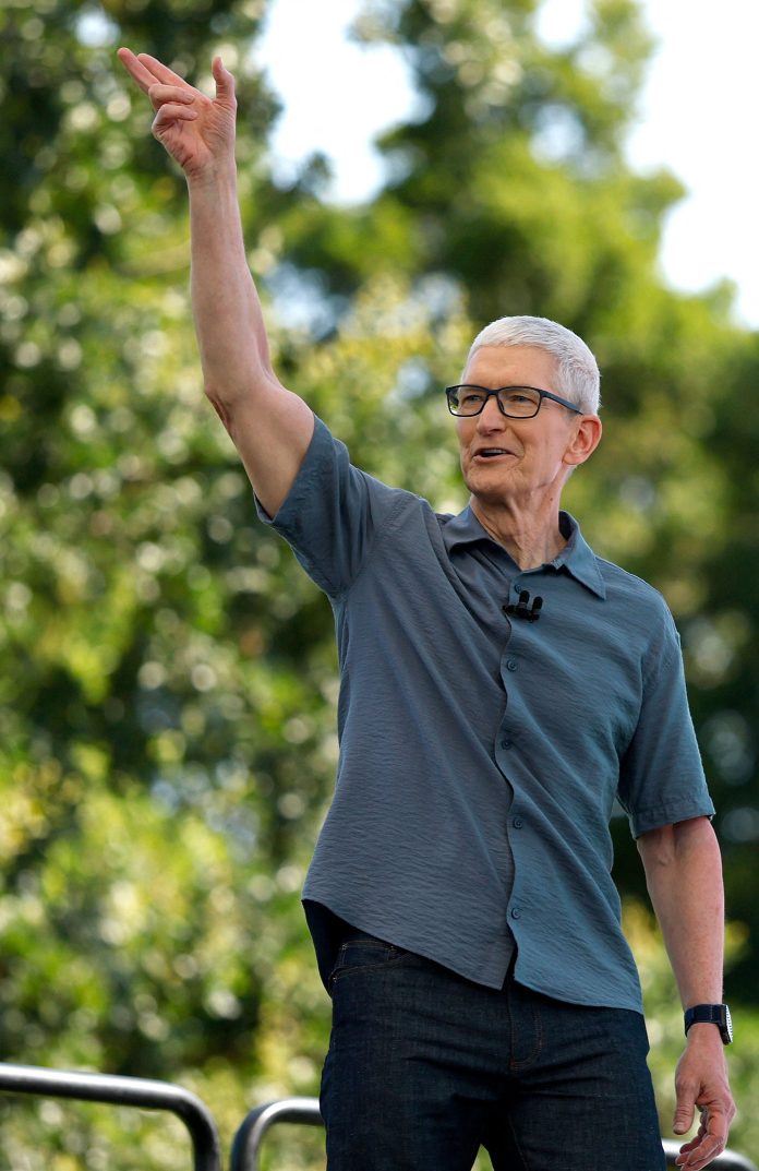 Tim Cook, el CEO de Apple, le pide a los usuarios que usen menos el iPhone