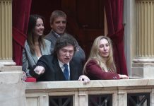 “Ustedes son los asesinos”: Milei se peleó con diputados de la izquierda, criticó a los periodistas y festejó el discurso de Adorni en el Congreso
