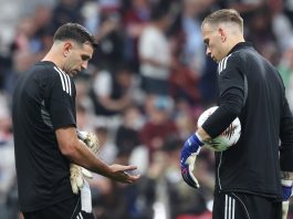 Alerta en la selección argentina: el momento de la lesión que sufrió el Dibu Martínez en un dedo antes de la final del Aston Villa