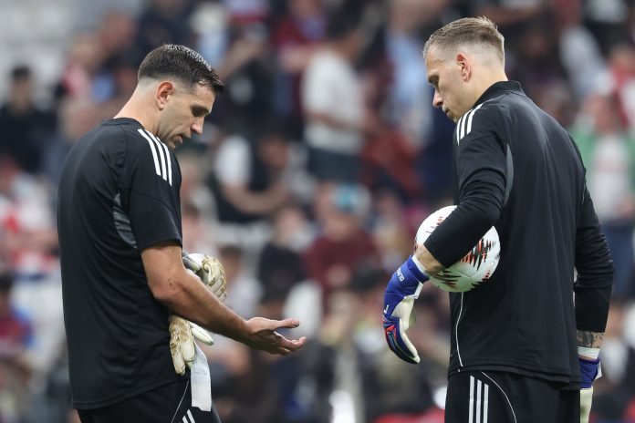 Alerta en la selección argentina: el momento de la lesión que sufrió el Dibu Martínez en un dedo antes de la final del Aston Villa