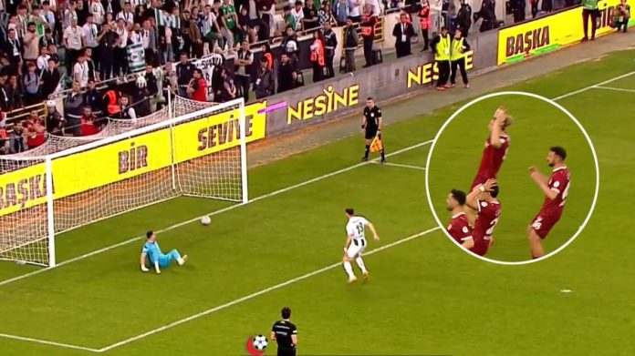 Atajó el penal, pero la pelota tomó un extraño efecto y terminó en gol: la dramática definición en el ascenso de Turquía