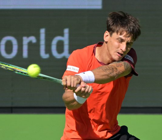 Camilo Ugo Carabelli bajó a un ex Top 10 con una gran actuación y avanzó a cuartos de final en Hamburgo