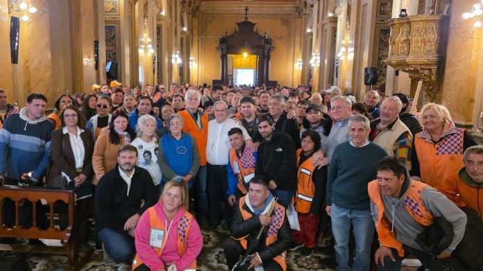 El arzobispo de Córdoba recibió a cuidacoches y limpiavidrios: “Si retrocede la economía popular, avanza la economía criminal”