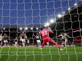 El festejo del Dibu Martínez con su familia tras la clasificación del Aston Villa a la Champions: el duelo de penales con su hijo