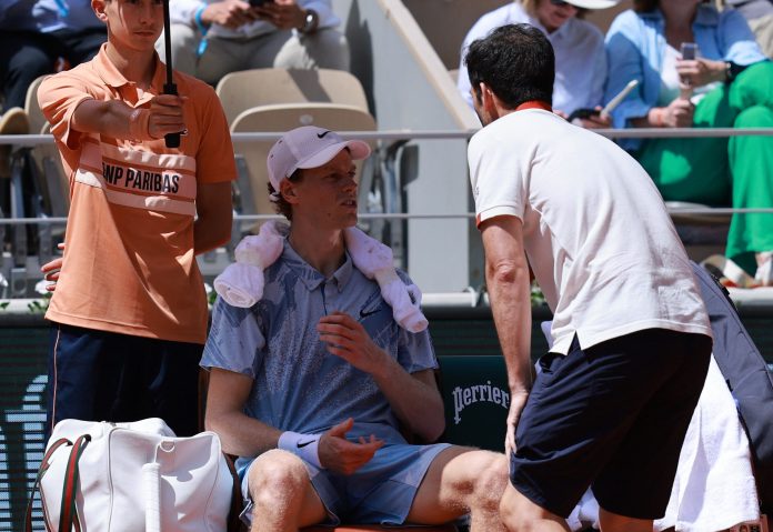 El momento del colapso de Jannik Sinner cuando estaba a un game del triunfo ante Cerúndolo en Roland Garros y la polémica detrás de su atención médica