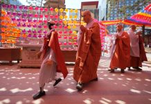 En Seúl faltan monjes budistas, así que ahora ordenan a robots