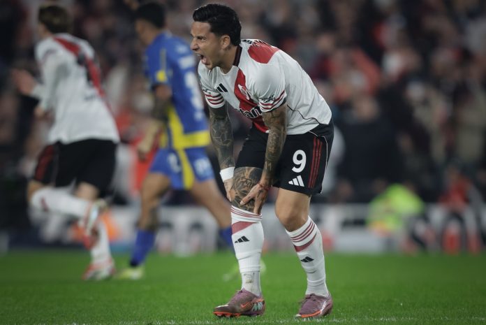 La dura entrada de Franco Ibarra que lesionó a Sebastián Driussi a los 7 minutos de River Plate-Rosario Central