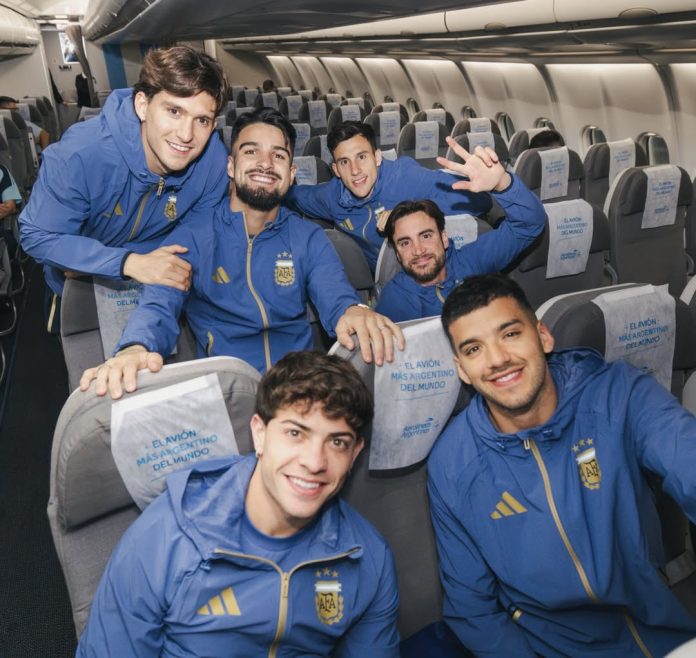 La selección argentina aterrizó en Estados Unidos para afrontar la preparación final antes del Mundial 2026