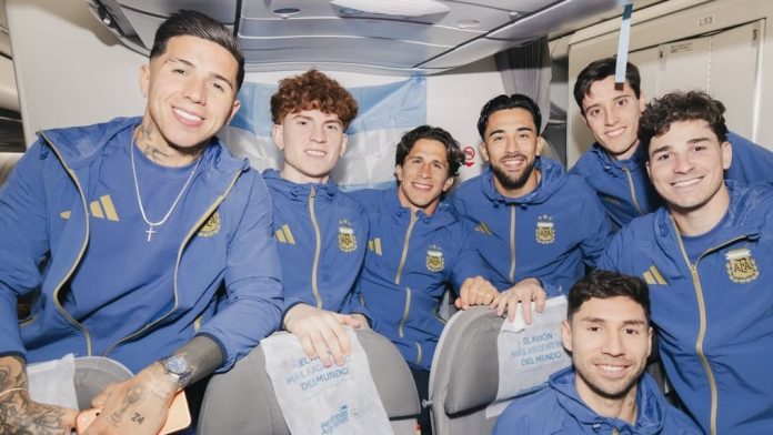 La selección argentina partió para jugar el Mundial: los futbolistas que viajaron y quiénes se sumarán en EEUU