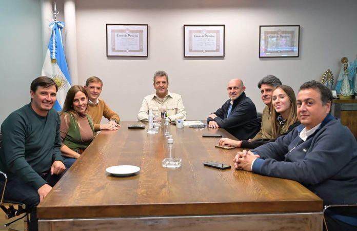 Massa se mostró con dirigentes propios y pidió crear un programa de subsidios para familias endeudadas