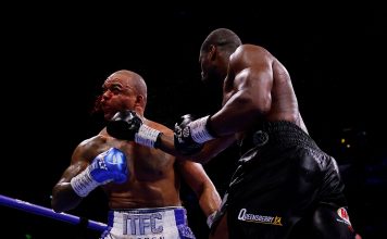 Sufrió dos caídas, pero logró un impactante nocaut tras “bañar en sangre” a su rival para ser campeón mundial de boxeo