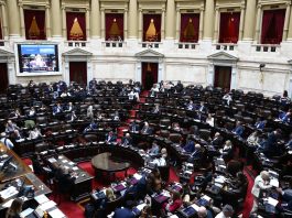 Tras el informe de Adorni, la oposición busca imponer una agenda social que incomoda al Gobierno